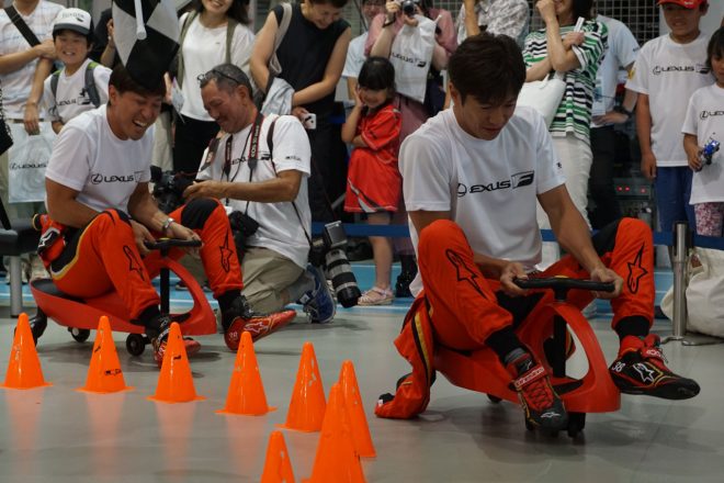 ハンドルカー耐久レースをする立川祐路と石浦宏明