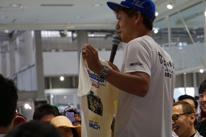 脇阪寿一監督が他チームの商品を宣伝する場面も