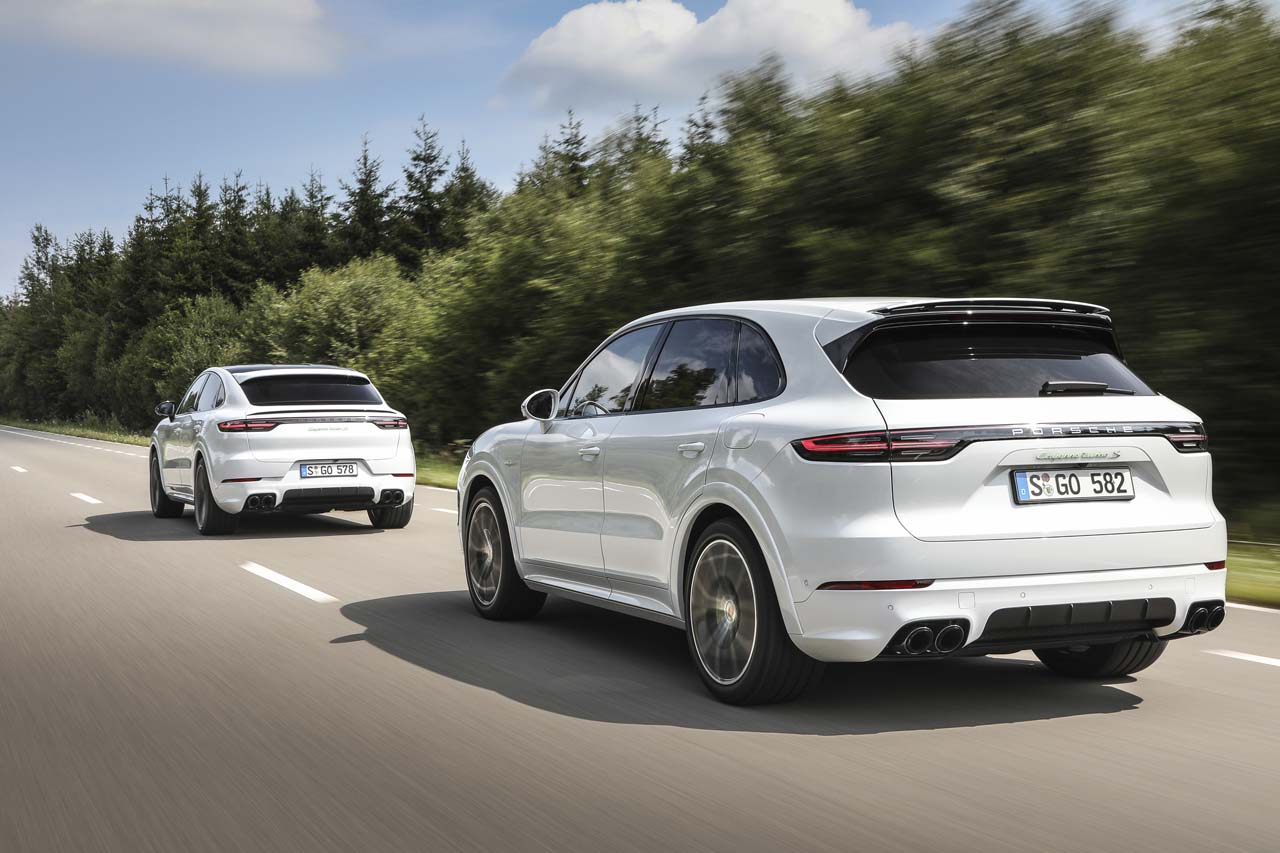ポルシェ・カイエン ターボS Eハイブリッド（手前）とカイエン ターボS Eハイブリッド クーペ（奥）