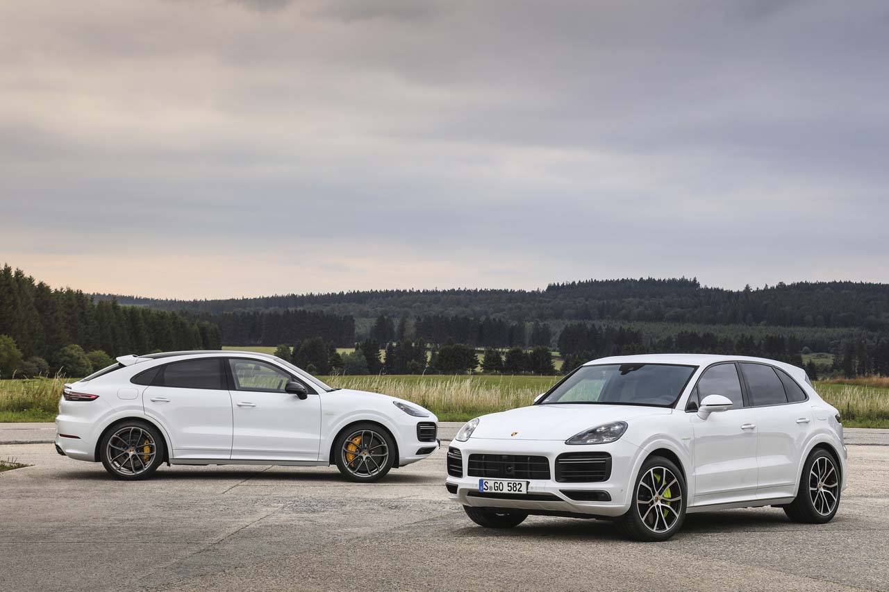 ポルシェ・カイエン ターボS Eハイブリッド クーペ（左）とカイエン ターボS Eハイブリッド（右）