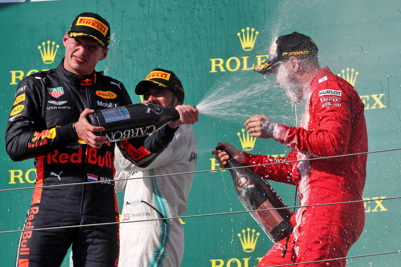 2019年F1ハンガリーGP表彰台　ハミルトン（メルセデス）、フェルスタッペン（レッドブル・ホンダ）、ベッテル（フェラーリ）