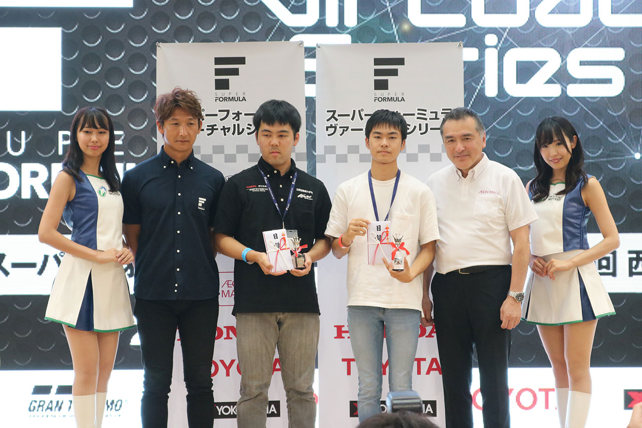 イオンモールむさし村山で行われたスーパーフォーミュラ・ヴァーチャルシリーズ第2大会。優勝したC選手（中央右）と2位のyuta選手（中央左）。大会には井出有治も駆けつけた。