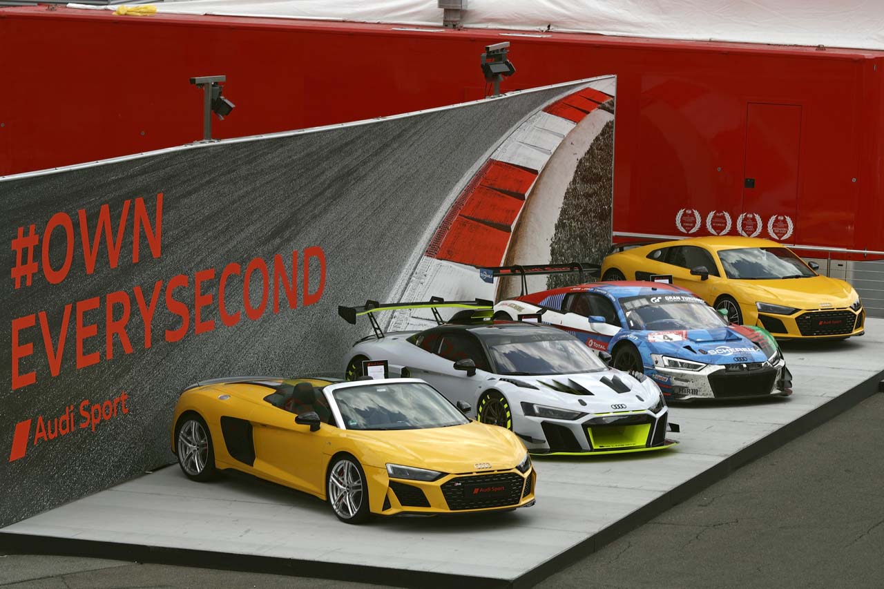 中央に並んだアウディR8 LMS GT2とGT3カーのR8 LMS