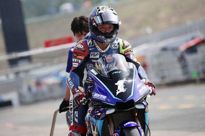 ピットアウトする中須賀克行(YAMAHA FACTORY RACING TEAM)