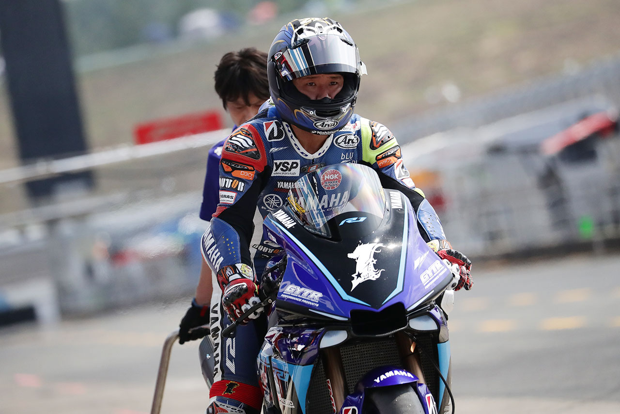 ピットアウトする中須賀克行（YAMAHA FACTORY RACING TEAM）