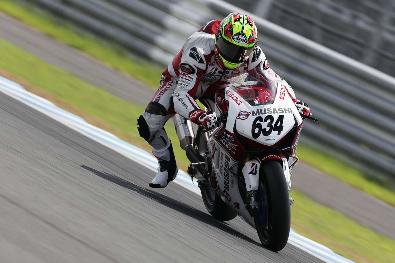 1コーナーに飛び込む水野涼（MuSASHi RT HARC-PRO.Honda）