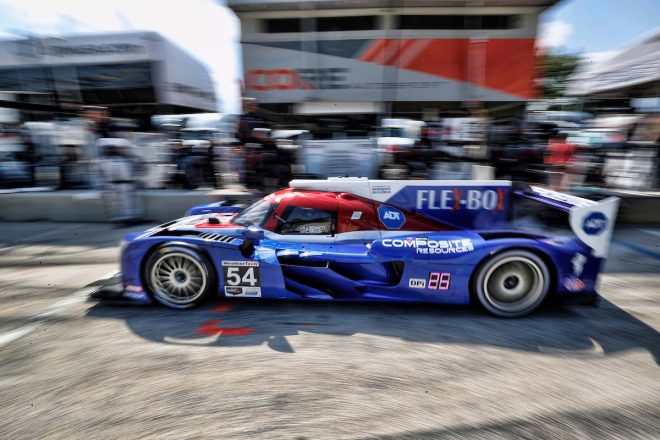 コア・オートスポーツのニッサンDPiはトリコロールカラーを採用している。