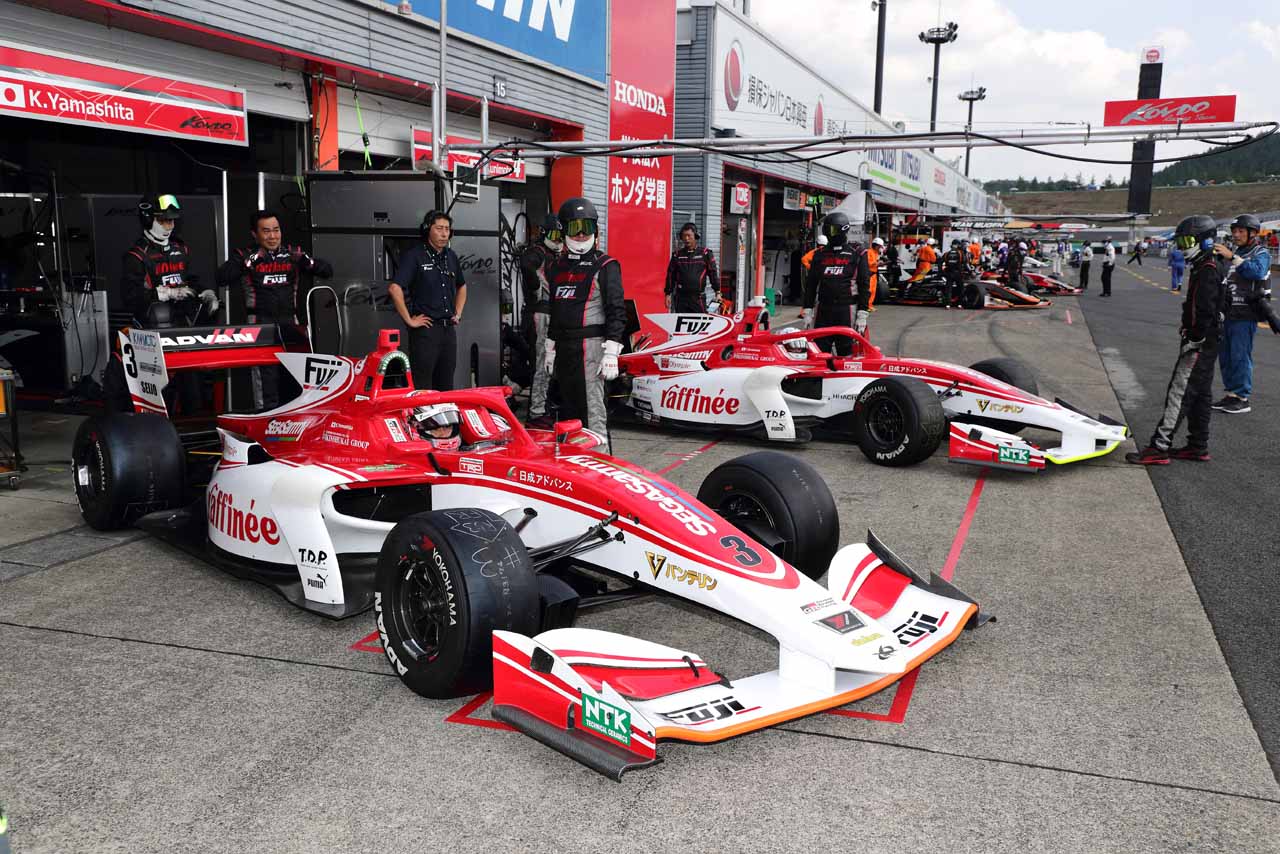 予選アタックを控える山下健太と国本雄資（KONDO RACING）