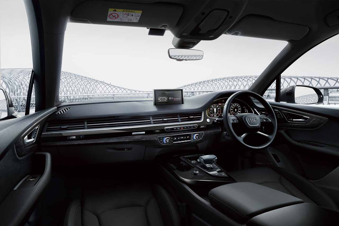 Audi Q7 urban black／インテリア