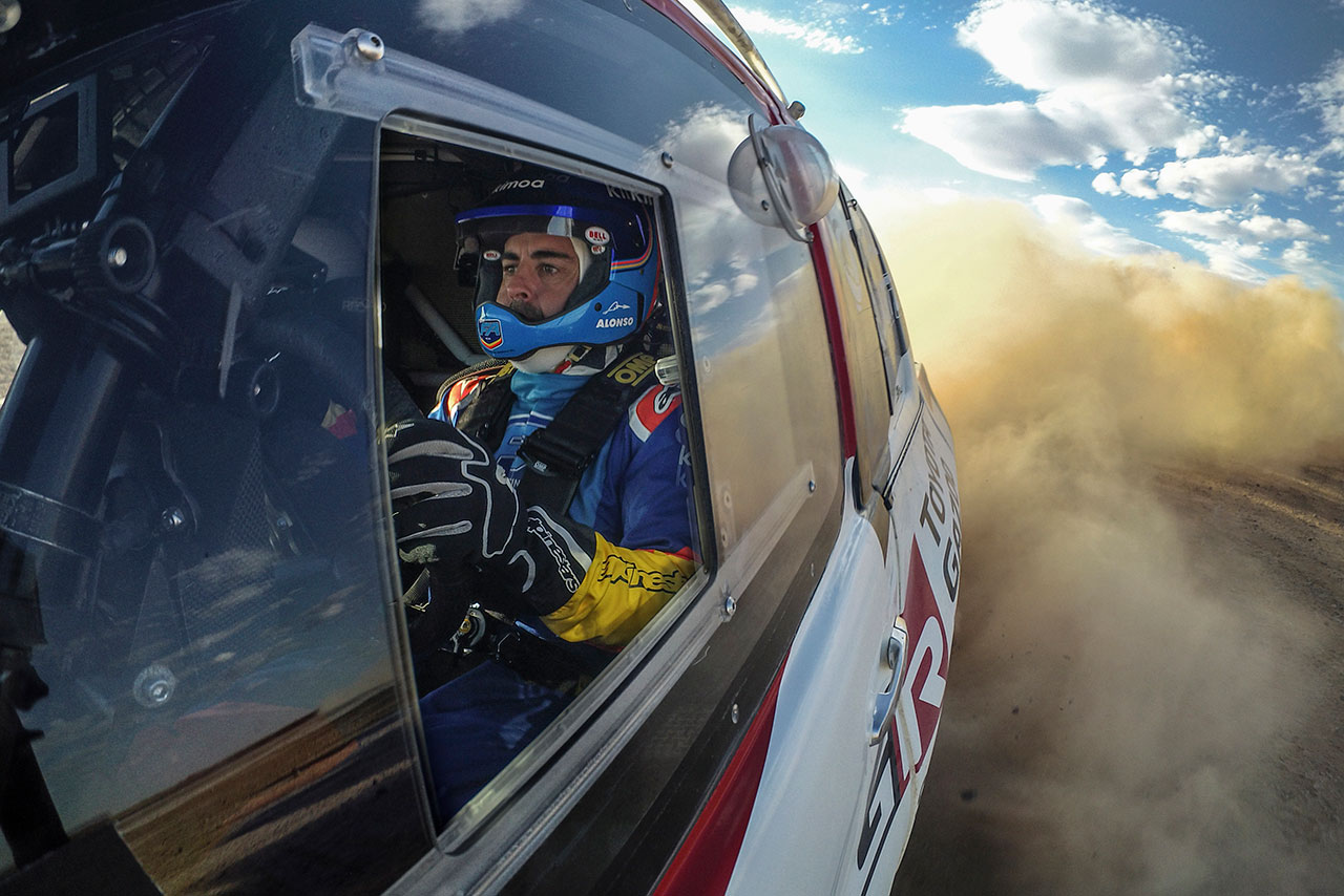 アロンソは2019年3月、2019年のダカールラリーを制したトヨタ・ハイラックスでテストを行っている