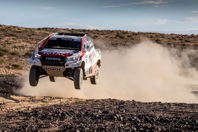 2019年のダカールラリーを制したTOYOTA GAZOO Racing SAのトヨタ・ハイラックス。アロンソは南アフリカのカラハリ砂漠でテストを行った