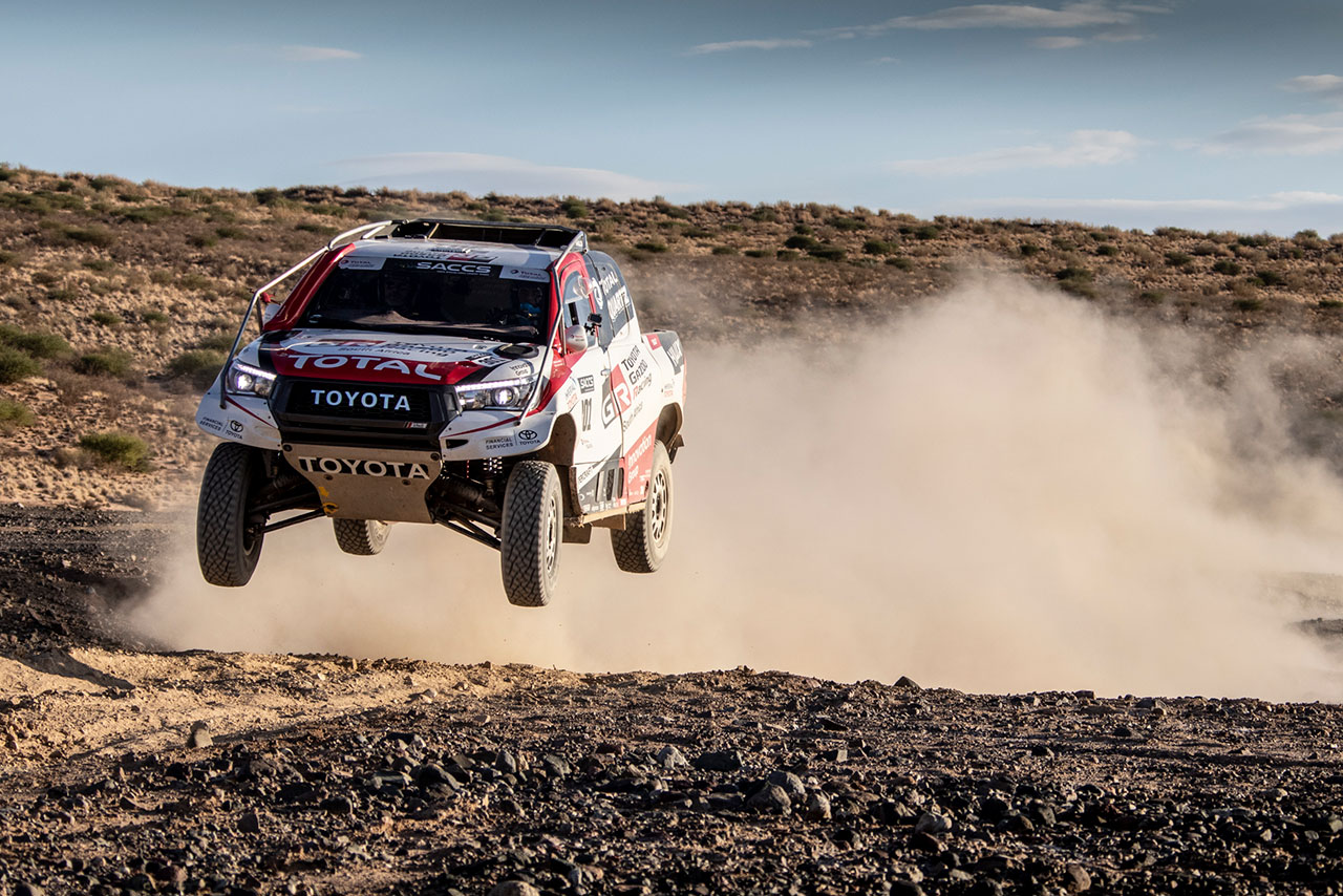 2019年のダカールラリーを制したTOYOTA GAZOO Racing SAのトヨタ・ハイラックス。アロンソは南アフリカのカラハリ砂漠でテストを行った