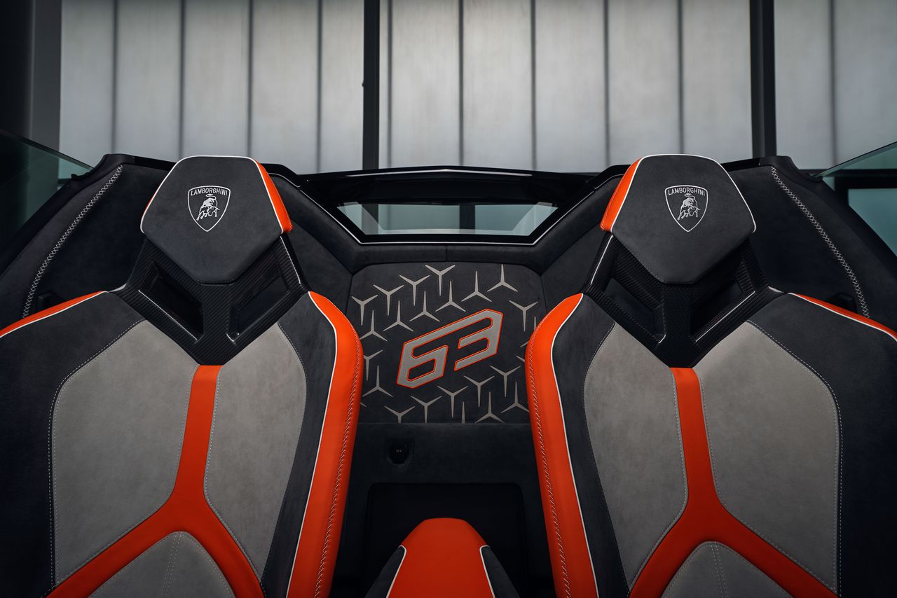 インテリアにも『63』のロゴが入る。