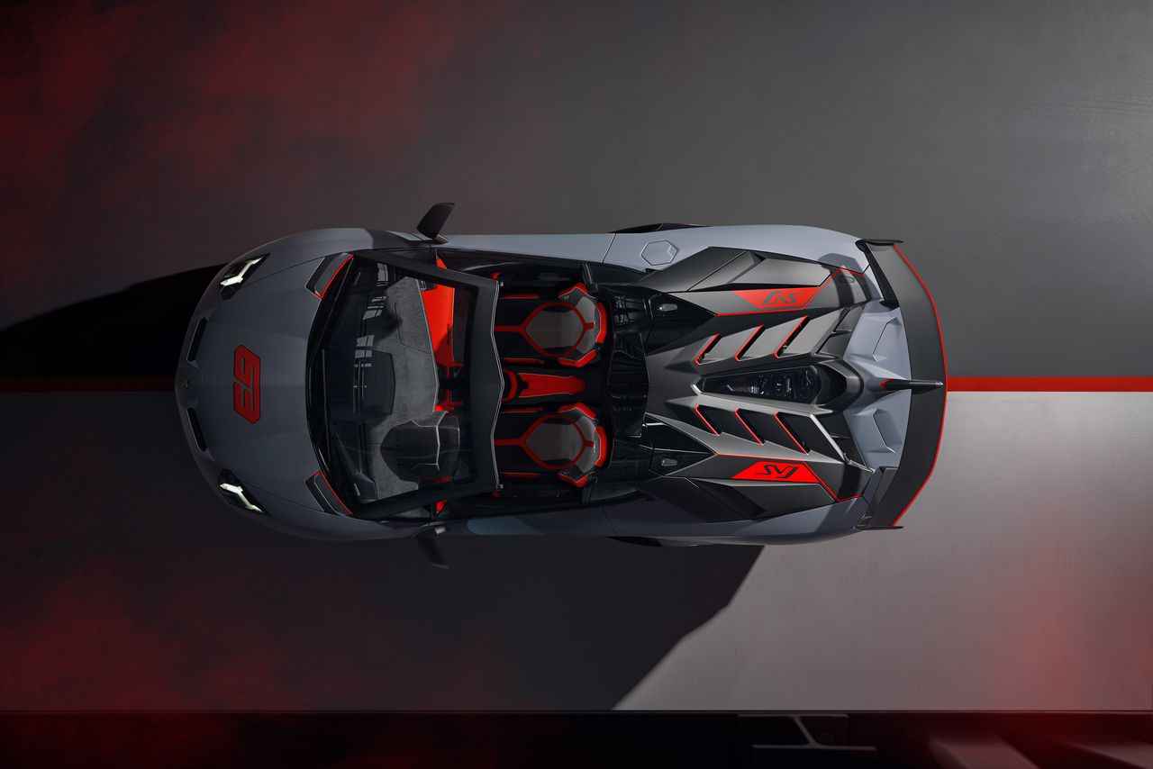 アヴェンタドールSVJ 63ロードスターはマットグレー×オレンジのほか全8種類のカラーリングが用意されている。