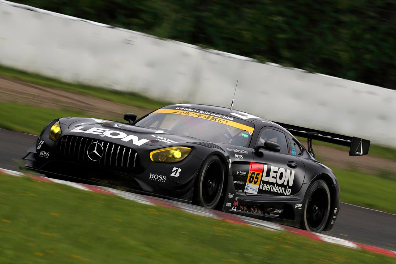 SUGO公式テストでLEON PYRAMID AMGをドライブする菅波冬悟