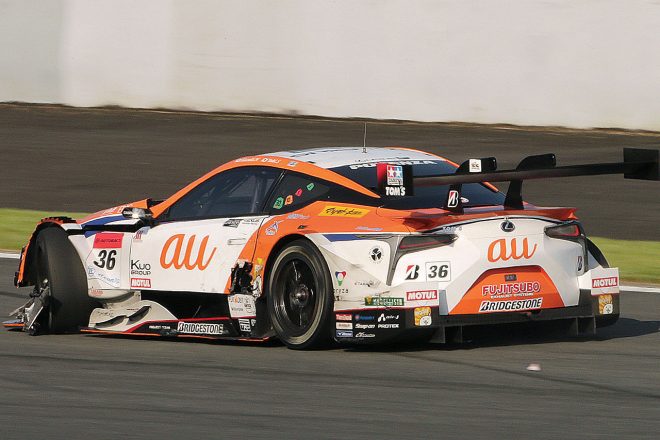 GT300のマシンが前に2台いる状態でダンロップコーナーを立ち上がり、1台をその直後に抜き、続く第13コーナーでもう1台のインを突いたが、そこで接触してしまった。マシンは左フロントのアームが曲がり、アップライトも損傷していたという。