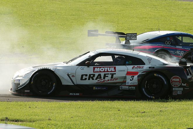 セーフティカー明け、ダンロップ進入でイン側のWedsSport ADVAN LC500とマコヴィッキが接触（裁定はレーシングアクシデント）。「最初のスティントはタイヤの内圧が高くて少し苦労したけど、第3スティントは強かった。接触は残念だったけど、11番手から3番手まで挽回できたわけだし、僕らはコース上で一番速いクルマだった」と、ファステストもマークしたマコヴィッキ