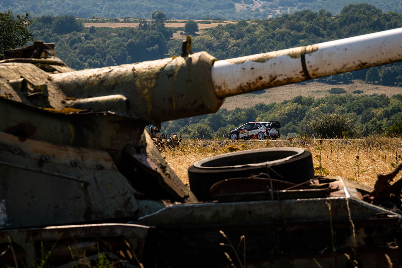ラリー・ドイチェランドのステージには、古びた戦車の横を走る箇所も