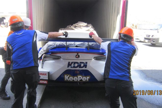 コンテナに積み込まれるレクサスLC500。KDDIとKeePerのロゴが見える。