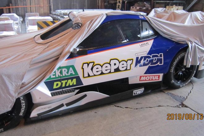 コンテナに積み込まれるレクサスLC500。KDDIとKeePerのロゴが見える。