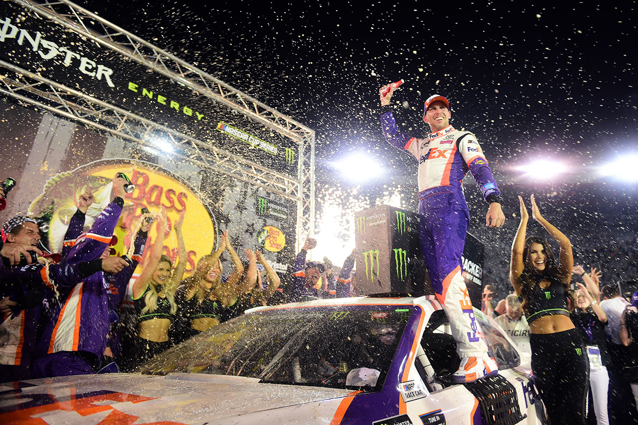 NASCAR第24戦ブリストルを制したデニー・ハムリン（トヨタ・カムリ）