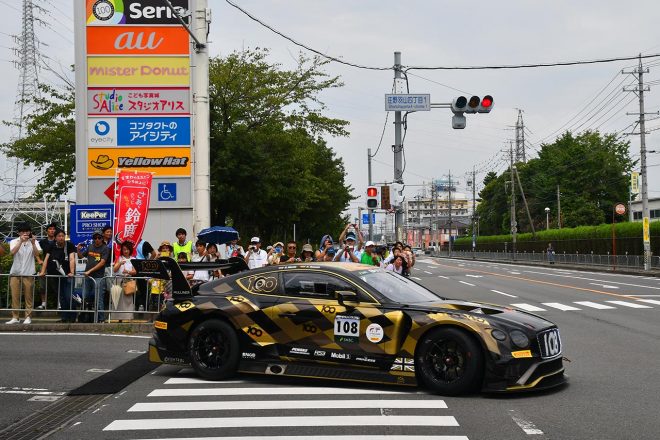 イオンモール鈴鹿の駐車場をまわりふたたび公道に戻る108号車ベントレー・コンチネンタルGT3。