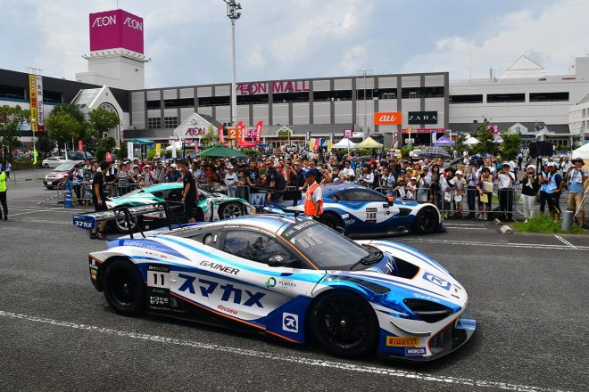 イオンモール鈴鹿の駐車場を走るミカ・ハッキネンのマクラーレン720S GT3。