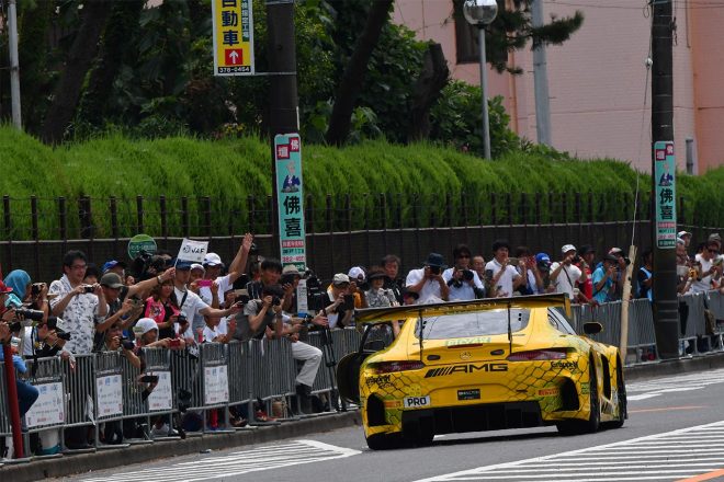 手を振りながらパレードするメルセデスAMG・チーム・グループMレーシングの999号車メルセデスAMG GT3