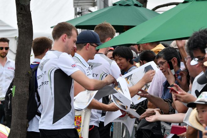 ファンにサインするベントレー・チームMスポーツのドライバーたち。