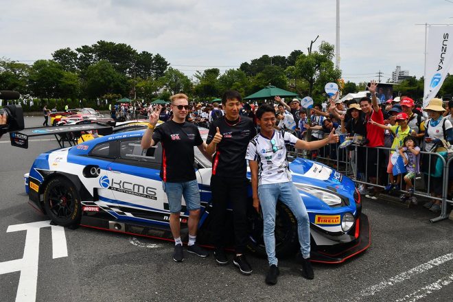 イオンモール鈴鹿で写真に収まるKCMGの千代勝正、松田次生、ジョシュ・バードン。