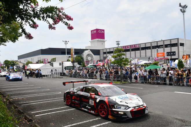 イオンモール鈴鹿の駐車場を走る富田竜一郎駆るAudi Team HitotsuyamaのアウディR8 LMS