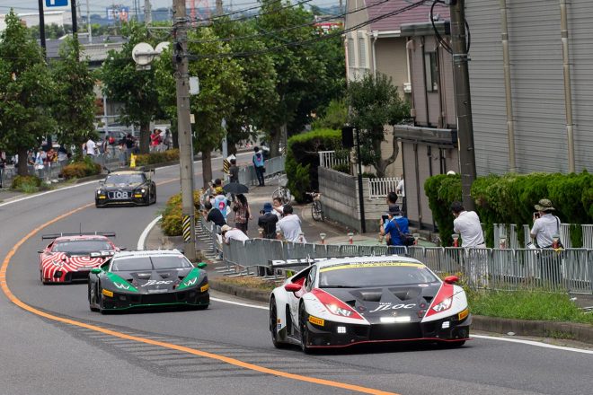イオンモール鈴鹿からサーキットへ戻るJLOCのランボルギーニ・ウラカンGT3。