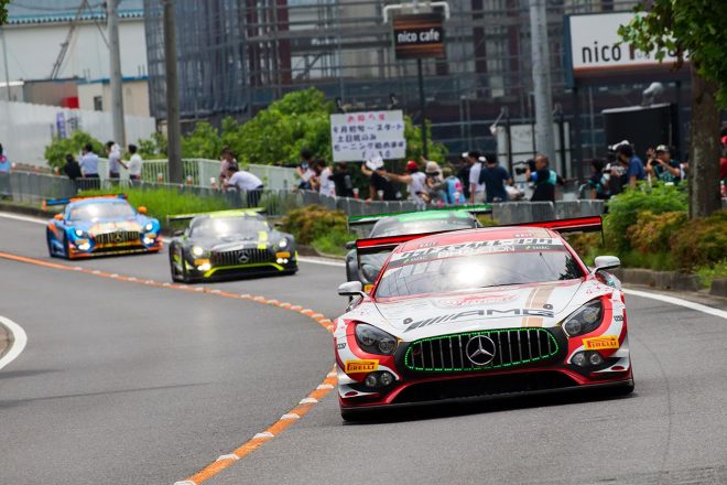 鈴鹿の公道をパレードする小林可夢偉駆るメルセデスAMG・チーム・グッドスマイルの00号車。