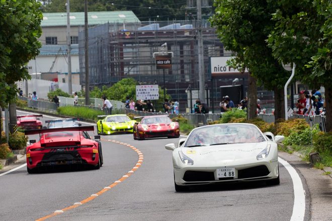 イオンモール鈴鹿に向け走るフェラーリ488 GT3勢と、サーキットへ戻るポルシェ911 GT3 R。