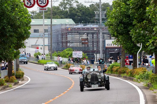 鈴木英敬三重県知事もアストンマーティンのクラシックカーに乗りパレードした。