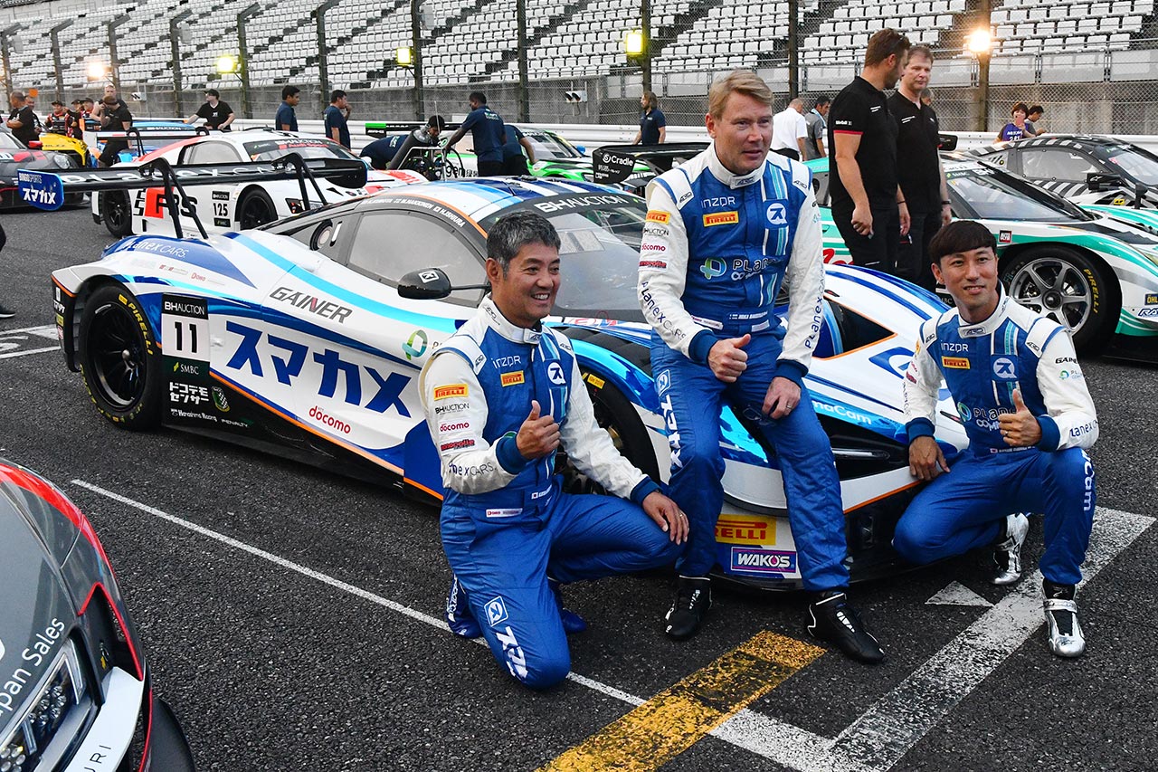 8月22日に行われたフォトシュートの後、写真に収まる久保田克昭、ミカ・ハッキネン、石浦宏明