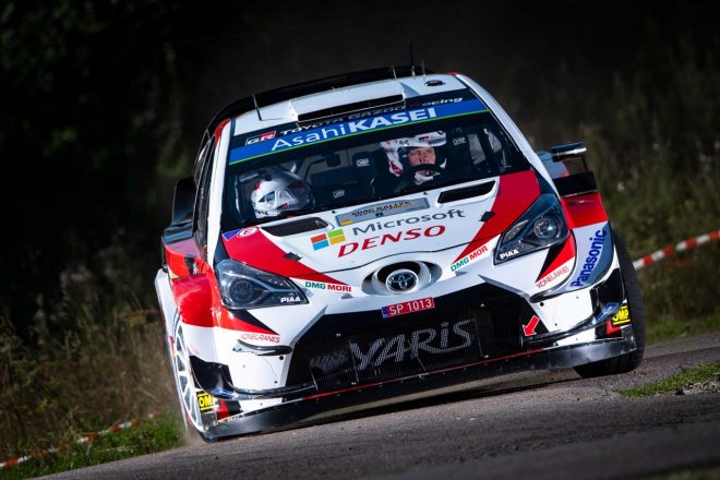 オット・タナクのトヨタ・ヤリスWRC。右のサイドミラーがなくなっているのが分かる