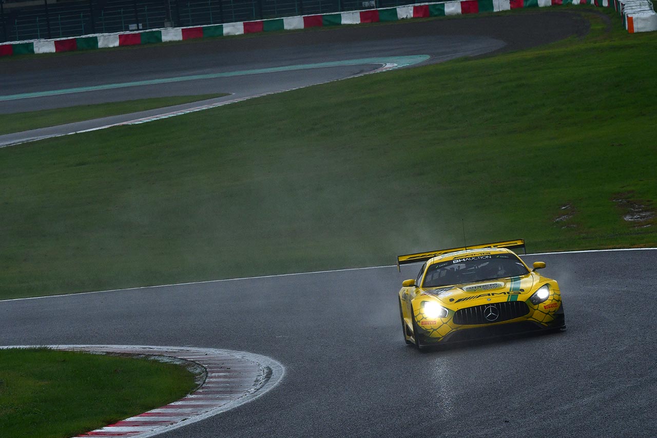 雨のなか鈴鹿を走るメルセデスAMG・チーム・グループMレーシングの999号車メルセデスAMG GT3雨のなか鈴鹿を走るメルセデスAMG・チーム・グループMレーシングの999号車メルセデスAMG GT3