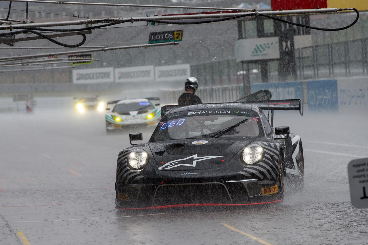 ブロンズテスト、ペイドプラクティスではときおり非常に強い雨が降るシーンも。