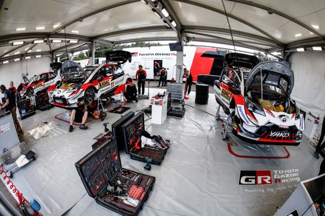 サービスパークで整備を受けるトヨタ・ヤリスWRC