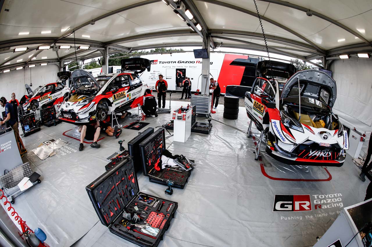 サービスパークで整備を受けるトヨタ・ヤリスWRC