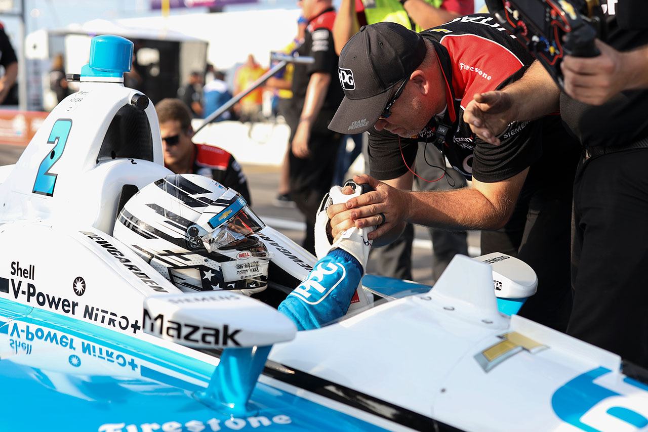 チームクルーと固い握手を交わすジョセフ・ニューガーデン