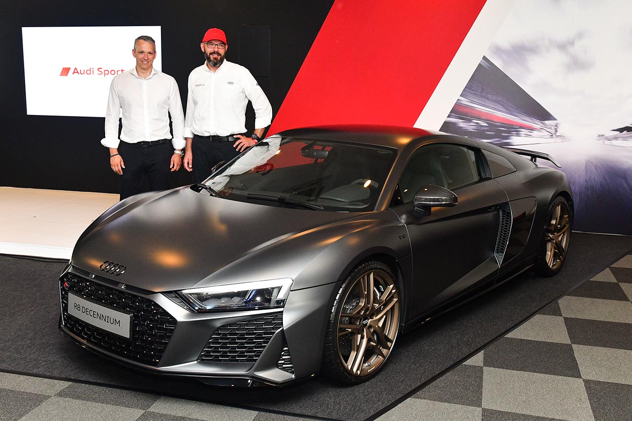 アウディR8のV10エンジン10周年記念モデル『R8 Decennium』とアウディジャパンのフィリップ・ノアック社長、カスタマーレーシング代表のクリス・ラインケ