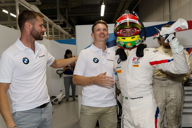 ポールポジション獲得を喜ぶBMWチーム・シュニッツァーのドライバーたち