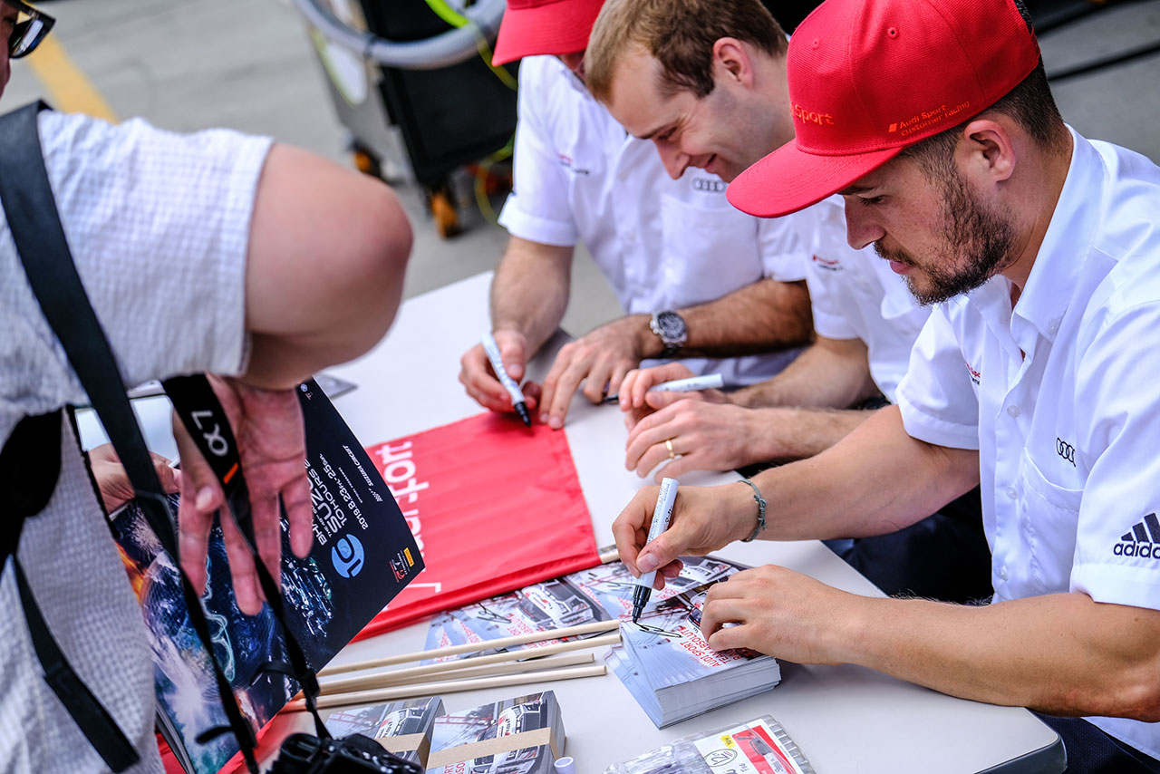 ピッウォーク中、ドライバーの多くがポストカードにサインをしてファンと交流していた