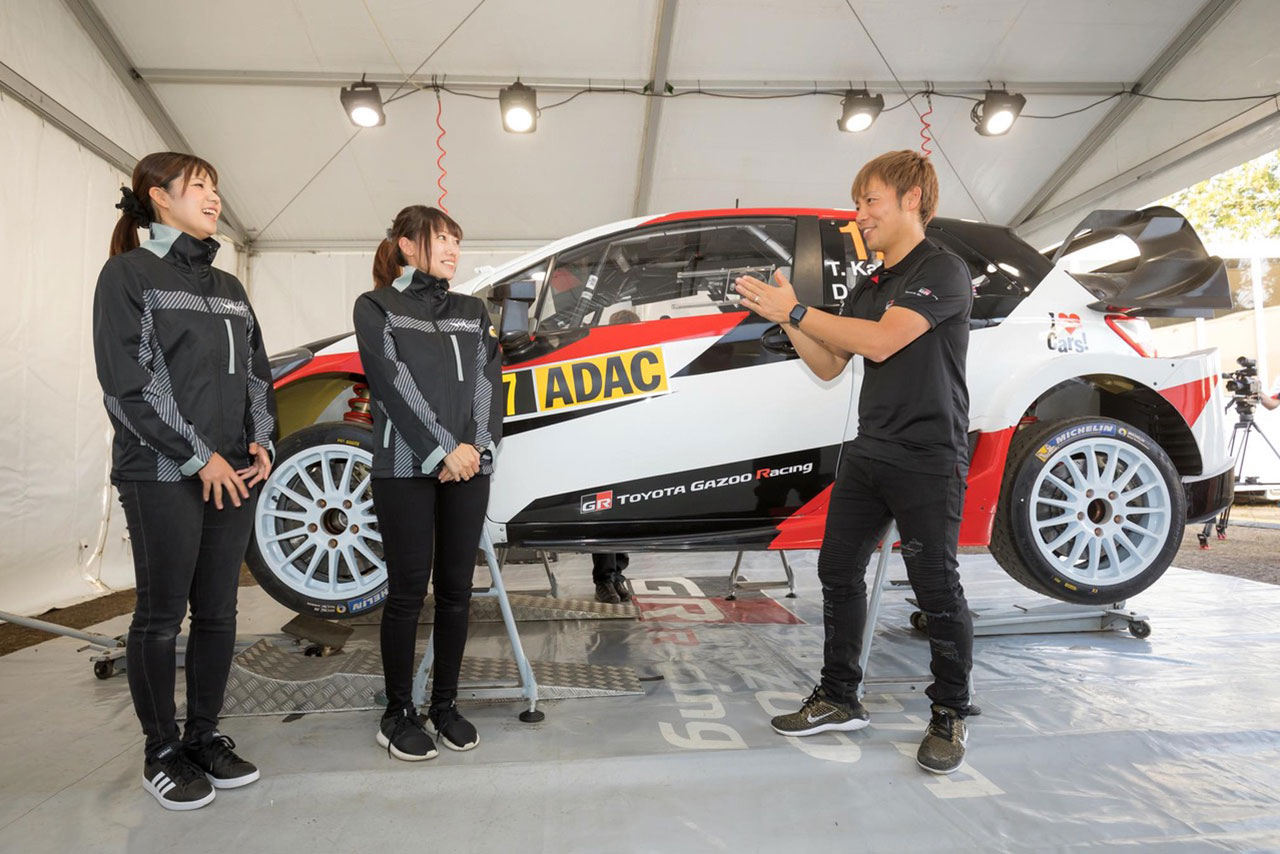 2019年のWRC第10戦ドイツを訪問した梅本まどかと板倉麻美は、勝田貴元からレクチャーを受けた