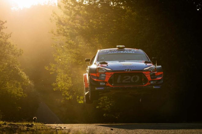 パンクに見舞われ順位を落としたティエリー・ヌービル（ヒュンダイi20クーペWRC）