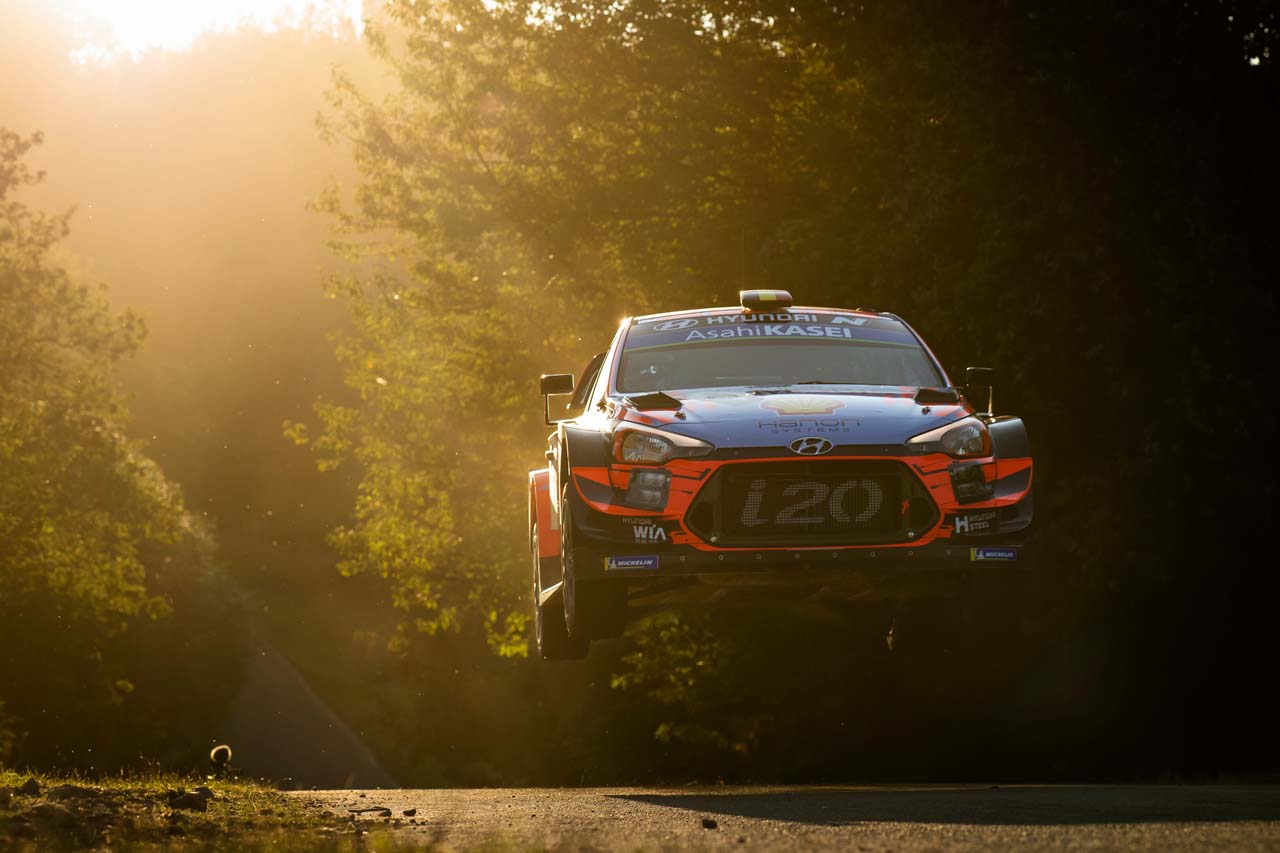 パンクに見舞われ順位を落としたティエリー・ヌービル（ヒュンダイi20クーペWRC）