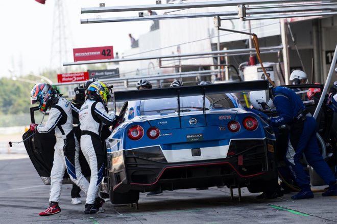 ピットインするKCMGの35号車ニッサンGT-RニスモGT3