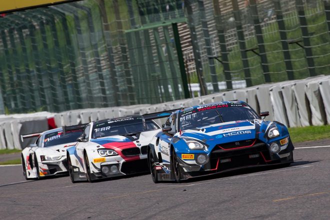 BMWチーム・シュニッツァーの42号車とバトルするKCMGの35号車ニッサンGT-RニスモGT3